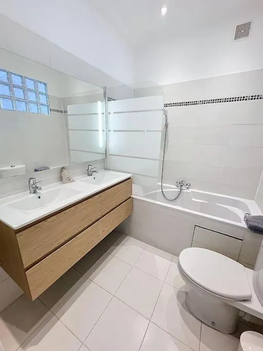 Cannes 3 Bedroom 3 Bath Close To Palais & Croisette By Olam Properties Apartament