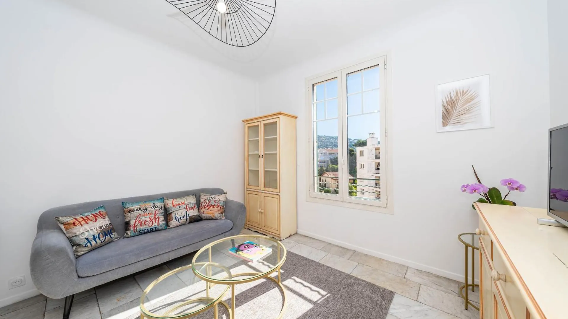 Cannes 3 Bedroom 3 Bath Close To Palais & Croisette By Olam Properties Francja