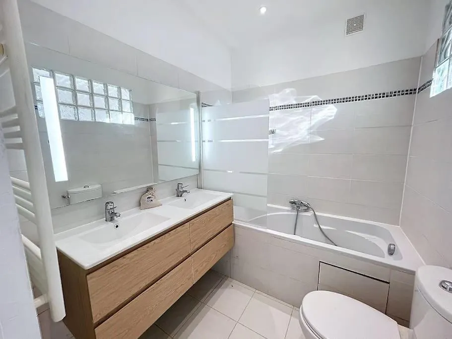 Cannes 3 Bedroom 3 Bath Close To Palais & Croisette By Olam Properties 0*,  Francja