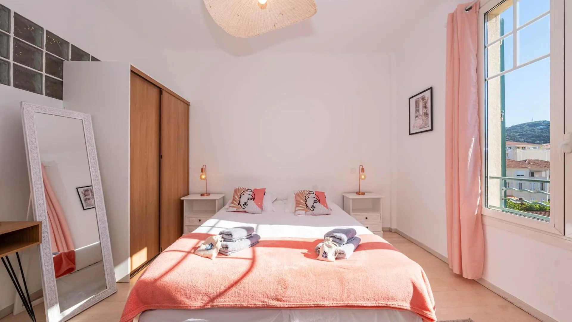 Cannes 3 Bedroom 3 Bath Close To Palais & Croisette By Olam Properties Francja
