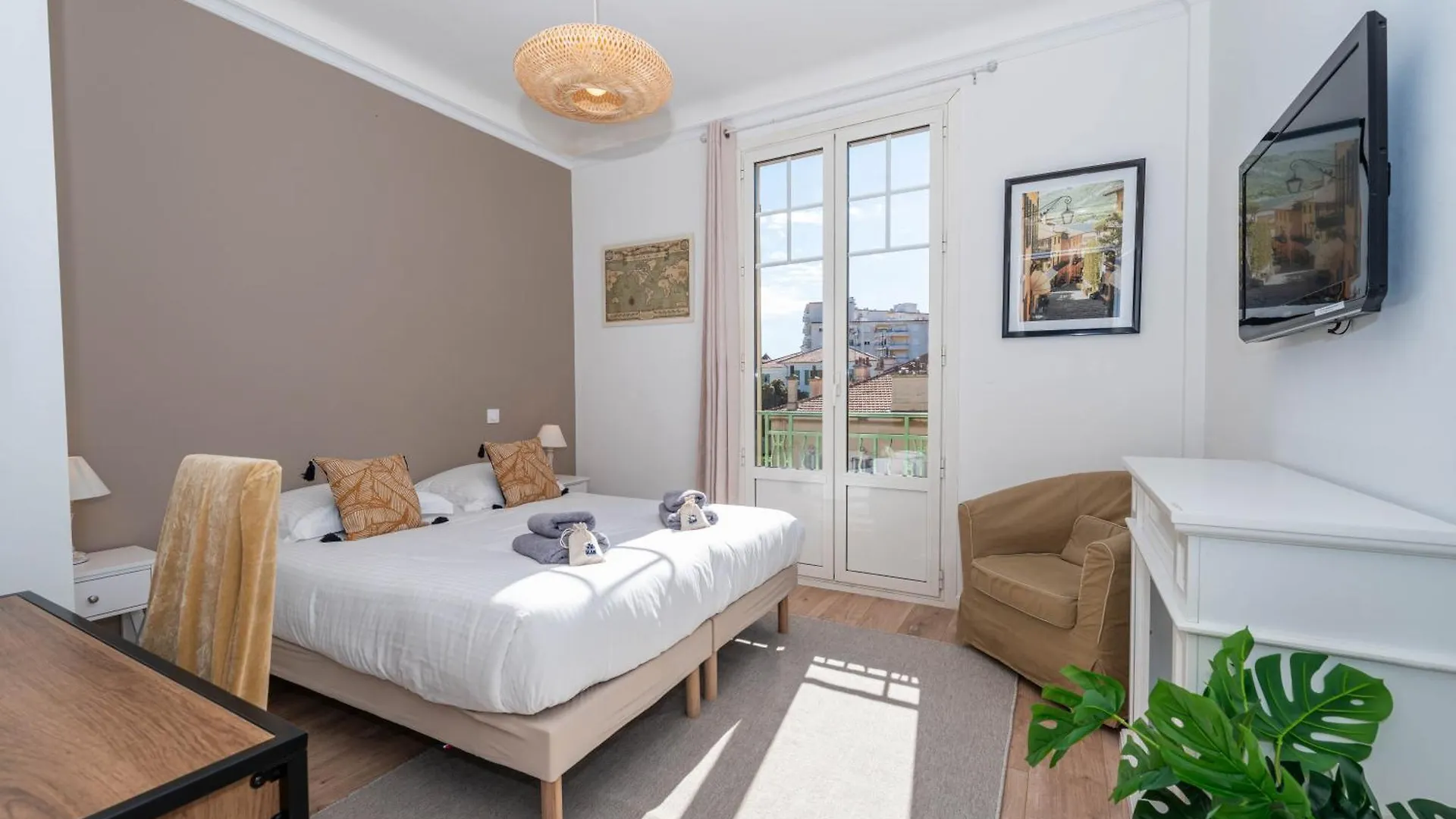 Cannes 3 Bedroom 3 Bath Close To Palais & Croisette By Olam Properties Francja