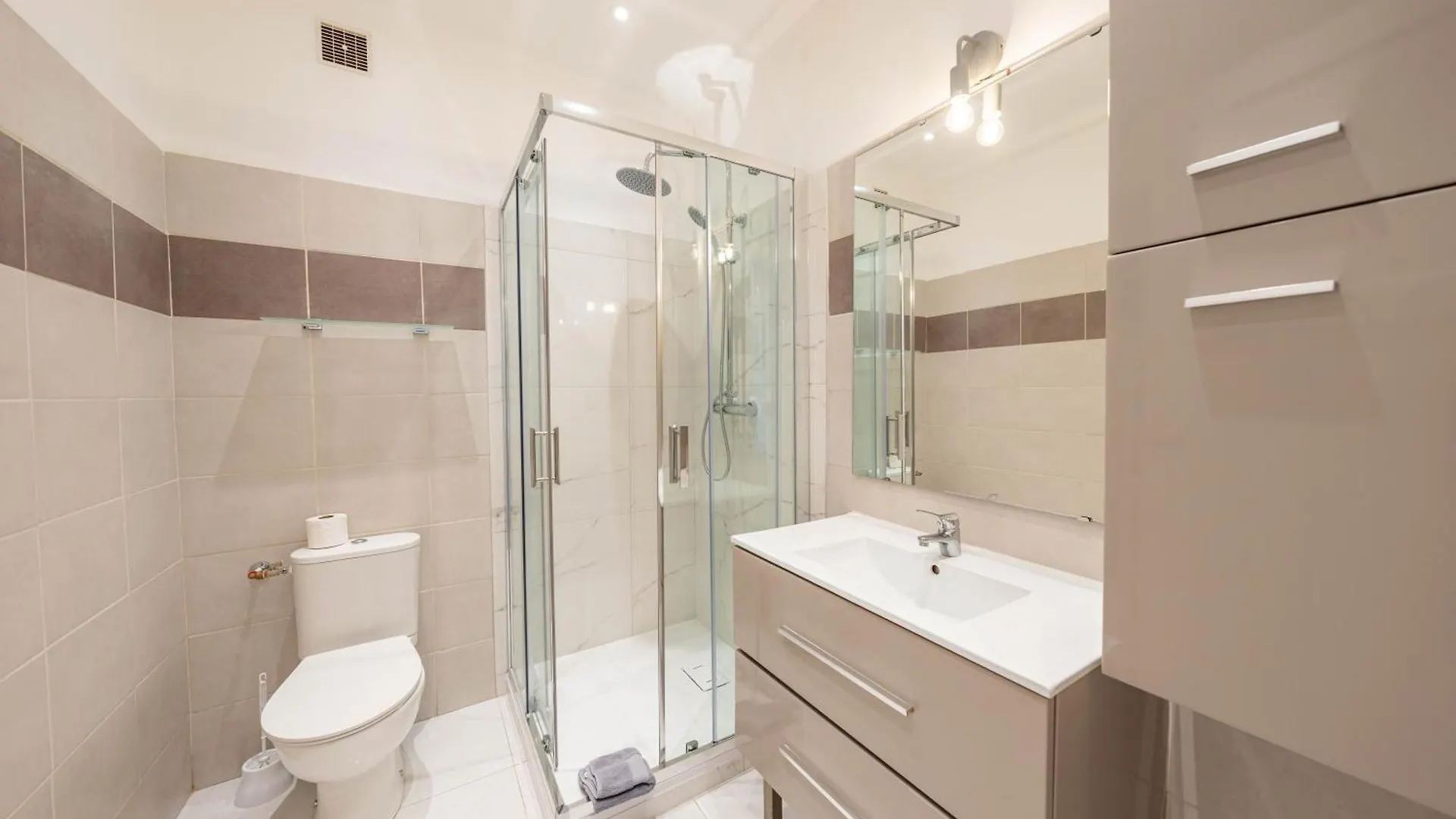 Cannes 3 Bedroom 3 Bath Close To Palais & Croisette By Olam Properties Apartament