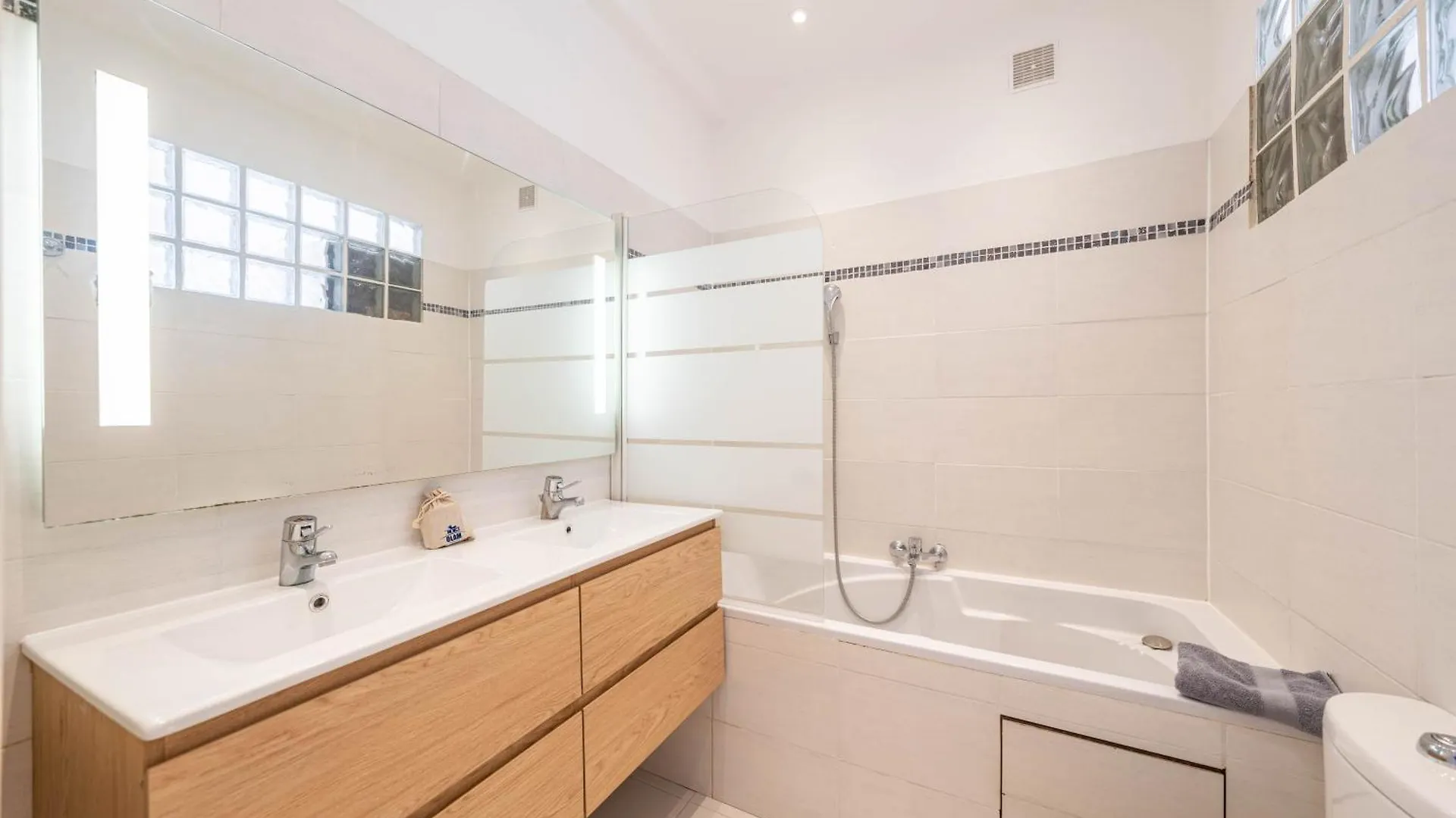 Apartament Cannes 3 Bedroom 3 Bath Close To Palais & Croisette By Olam Properties